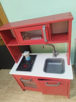 Cocina de madera roja con accesorios 40€