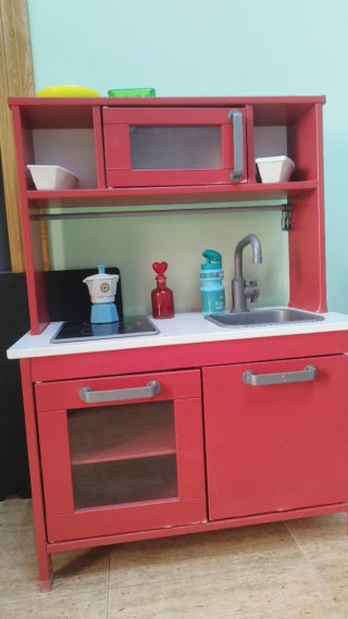 Cocina de madera roja con accesorios 40€