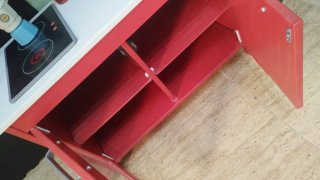 Cocina de madera roja con accesorios 40€