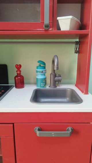 Cocina de madera roja con accesorios 40€