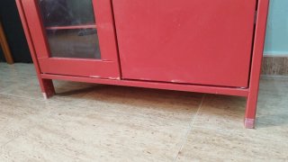 Cocina de madera roja con accesorios 40€