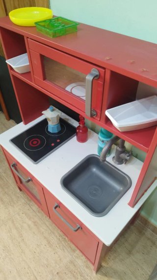 Cocina de madera roja con accesorios 40€