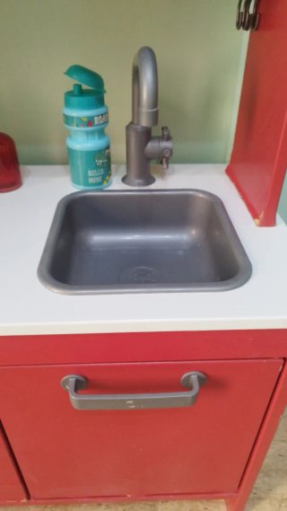 Cocina de madera roja con accesorios 40€