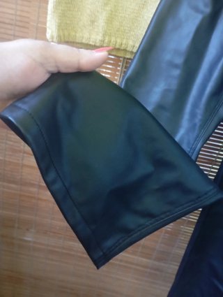 Pantalón negro y camiseta de punto