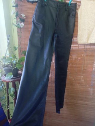 Pantalón negro y camiseta de punto