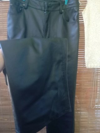 Pantalón negro y camiseta de punto