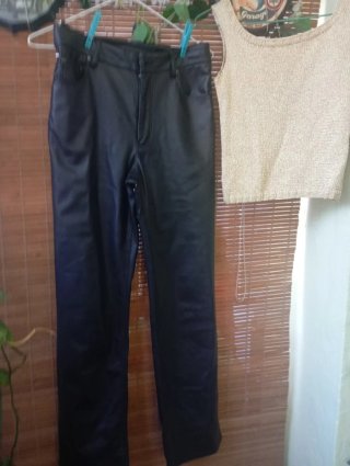 Pantalón negro y camiseta de punto