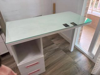 Escritorio blanco madera con cristal