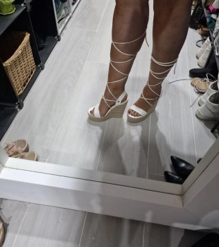 Sandalias cuña blancas atadas al tobillo