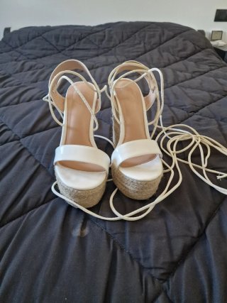 Sandalias cuña blancas atadas al tobillo