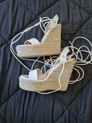 Sandalias cuña blancas atadas al tobillo