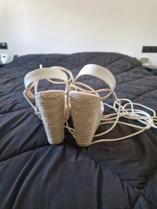 Sandalias cuña blancas atadas al tobillo