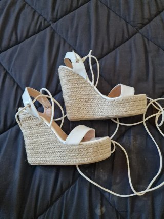 Sandalias cuña blancas atadas al tobillo