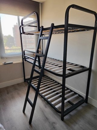 Litera triple negra y madera