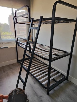 Litera triple negra y madera