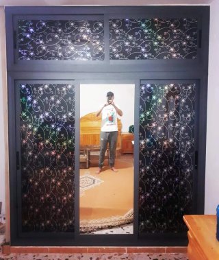 Espejo con luz LED decorativa