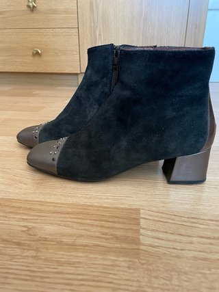 Botines piel negros con puntera y pedrería