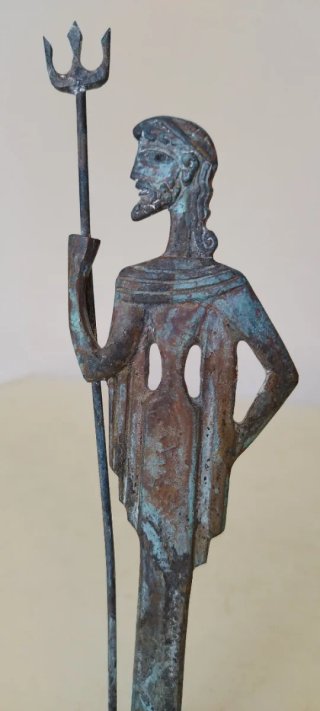 Escultura metálica de Poseidón, el antiguo dios gr