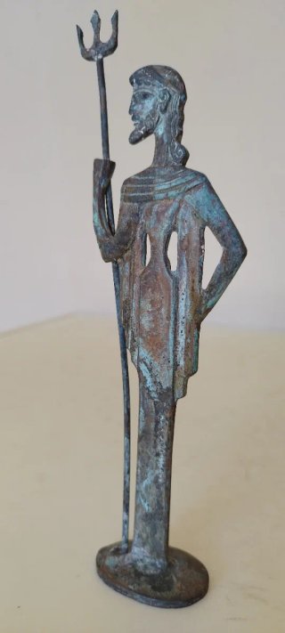 Escultura metálica de Poseidón, el antiguo dios gr