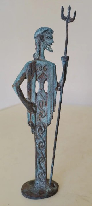 Escultura metálica de Poseidón, el antiguo dios gr
