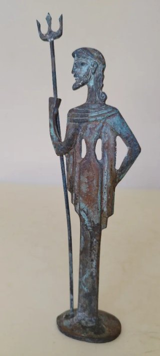 Escultura metálica de Poseidón, el antiguo dios gr