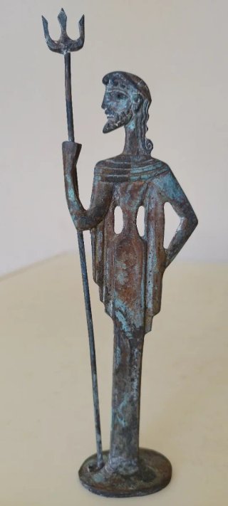 Escultura metálica de Poseidón, el antiguo dios gr