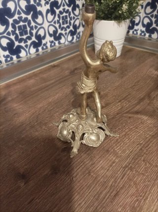 Antigua lámpara de bronce con figura de bailarina