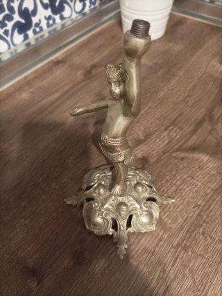 Antigua lámpara de bronce con figura de bailarina