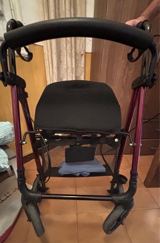 Andador con asiento y cesta
