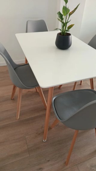 Mesa de comedor con 4 sillas grises