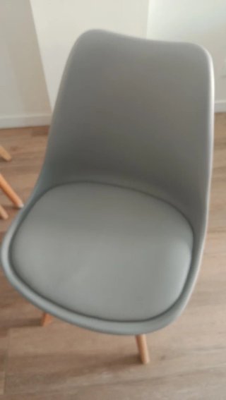 Mesa de comedor con 4 sillas grises
