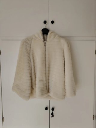 Casaca de pelo blanca