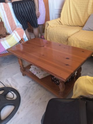 Mesa de salón pequeña de madera