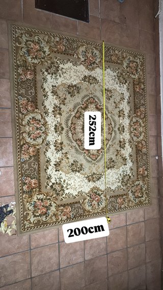 Alfombra beige y marrón con flores