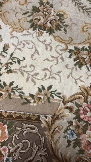 Alfombra beige y marrón con flores