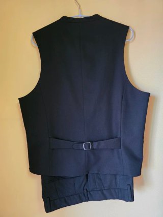 Traje tres piezas con chaleco negro impecable