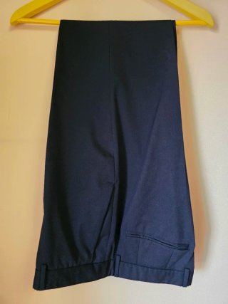 Traje tres piezas con chaleco negro impecable
