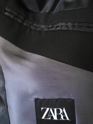 Traje tres piezas con chaleco negro impecable