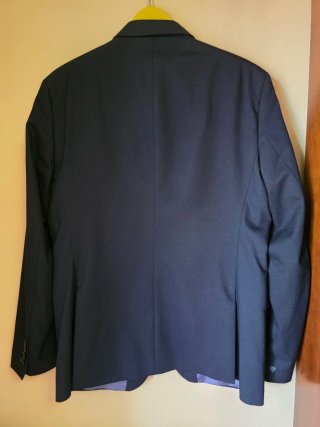 Traje tres piezas con chaleco negro impecable
