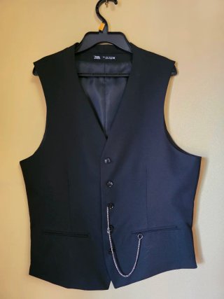 Traje tres piezas con chaleco negro impecable