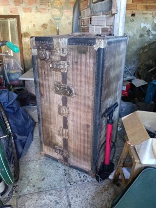 Baúl antiguo de madera y metal