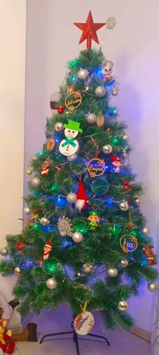 Árbol de Navidad con adornos