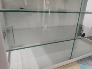 Vitrina de pared cristal y metal Modelo Consulta