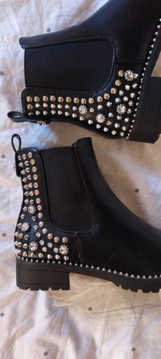 Botines negros con tachuelas.