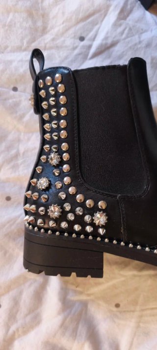 Botines negros con tachuelas.