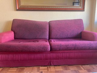 Sofá rosa y morado de tela