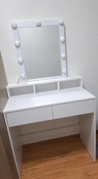 Tocador blanco con espejo y luces