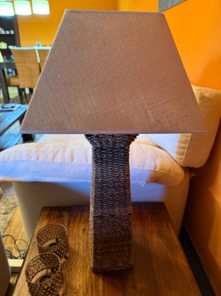 Lámpara de mesa de mimbre y tela