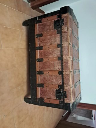 Baúl antiguo de madera y metal