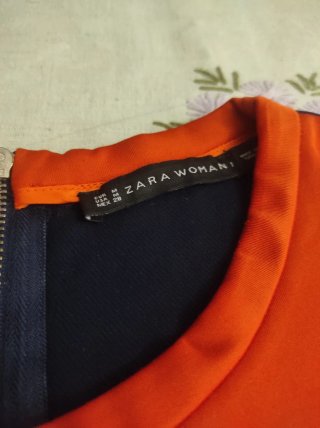 Camiseta azul y naranja con cremallera